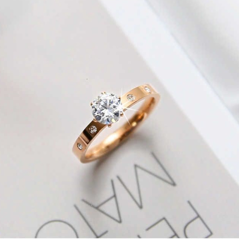 Cincin Aksen Berlian Imitasi Warna Rose Gold Bahan Titanium Untuk Wanita jz034