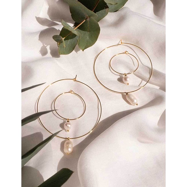 LRC Anting Tusuk Fashion Big Circle Pearl Earrings D07537