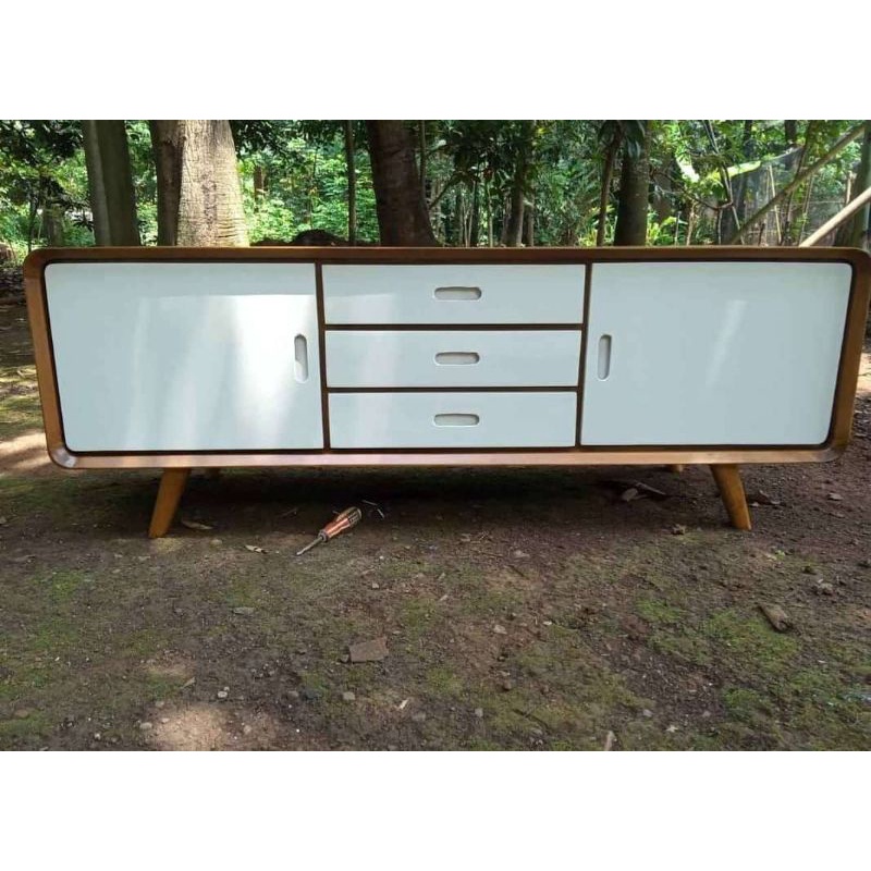 Bufet Rak Meja Stand TV Minimalis Modern Kayu Jati Dekorasi Ruang Interior Rumah Putih