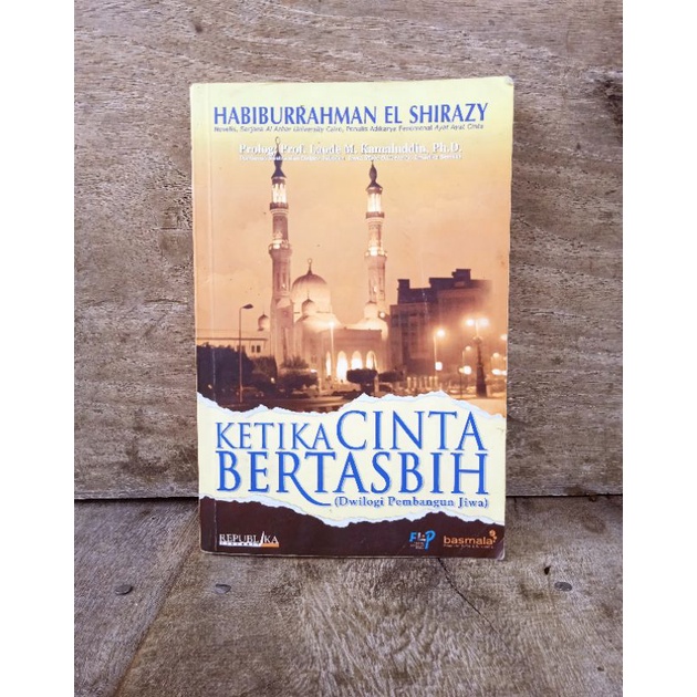 Cover Novel Ketika Cinta Bertasbih: Kisah Cinta Yang Mengharukan