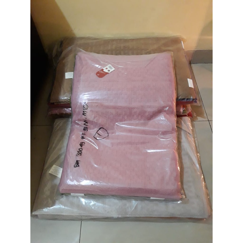 [WS] Keset Handuk Merah Putih Motif Emboss uK. 45x65cm