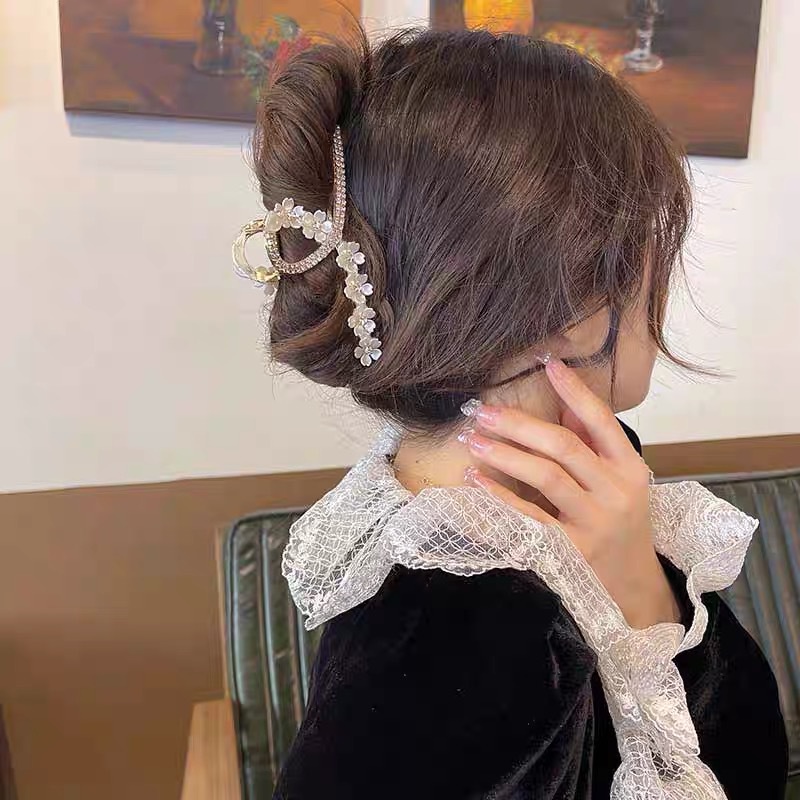 Jepit Rambut Desain Bunga Hollow Bahan Metal Aksen Berlian Imitasi Untuk Wanita