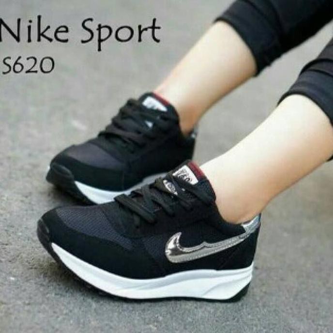 sepatu sport wanita hitam