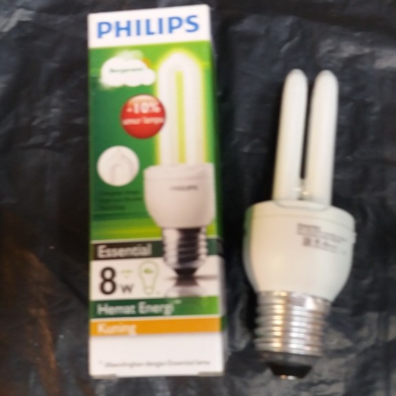 Philips Essential 8Watt Putih/ Kuning (sudah termasuk Bubble Wrap)