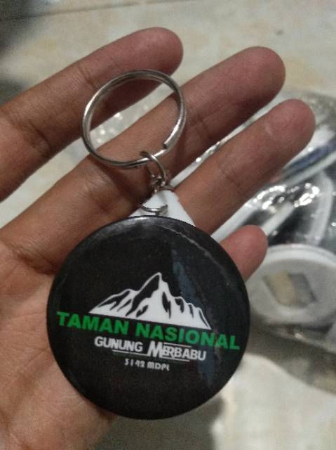 Pin ganci gantungan kunci pembuka tutup botol pin tempel pin bolak balik motif gunung