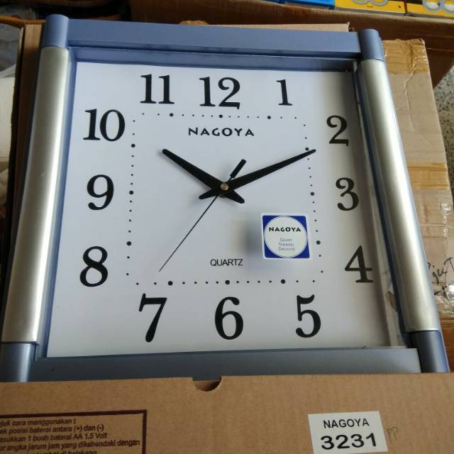 Jam Dinding Kotak