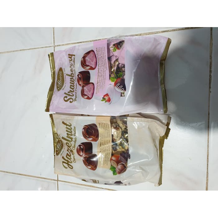 

Alessio Chocolate 300gr Hazelnut creme praline Strawberry yogurt creme - hazelnut