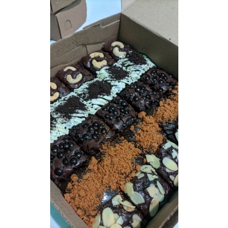 SWEETINESIA Fudgy Brownies Panggang Mix Topping (Baca Deskripsi)