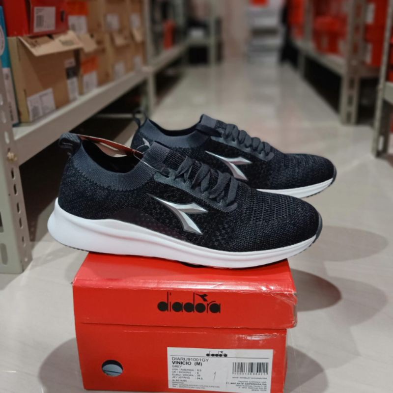 Sepatu Diadora Vinicio Grey