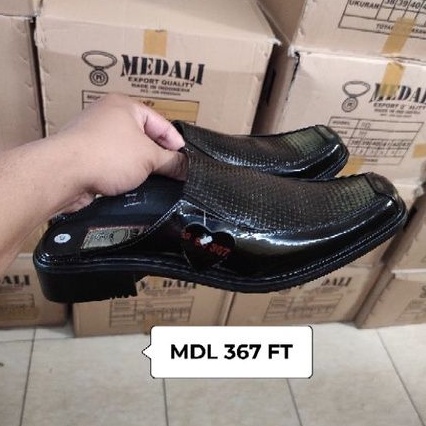 Sepatu sendal slop pria kulit Medali tampil lebih keren