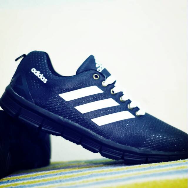 Sepatu sport adidas