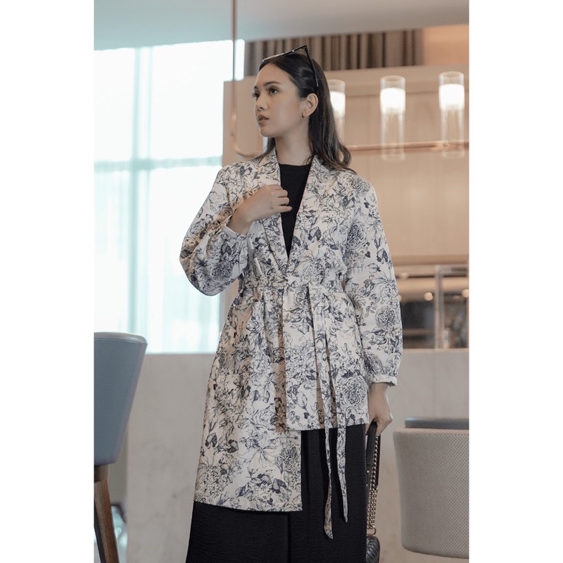 Assymetrical Blazer Le Jardin Benang Jarum Buttonscarves