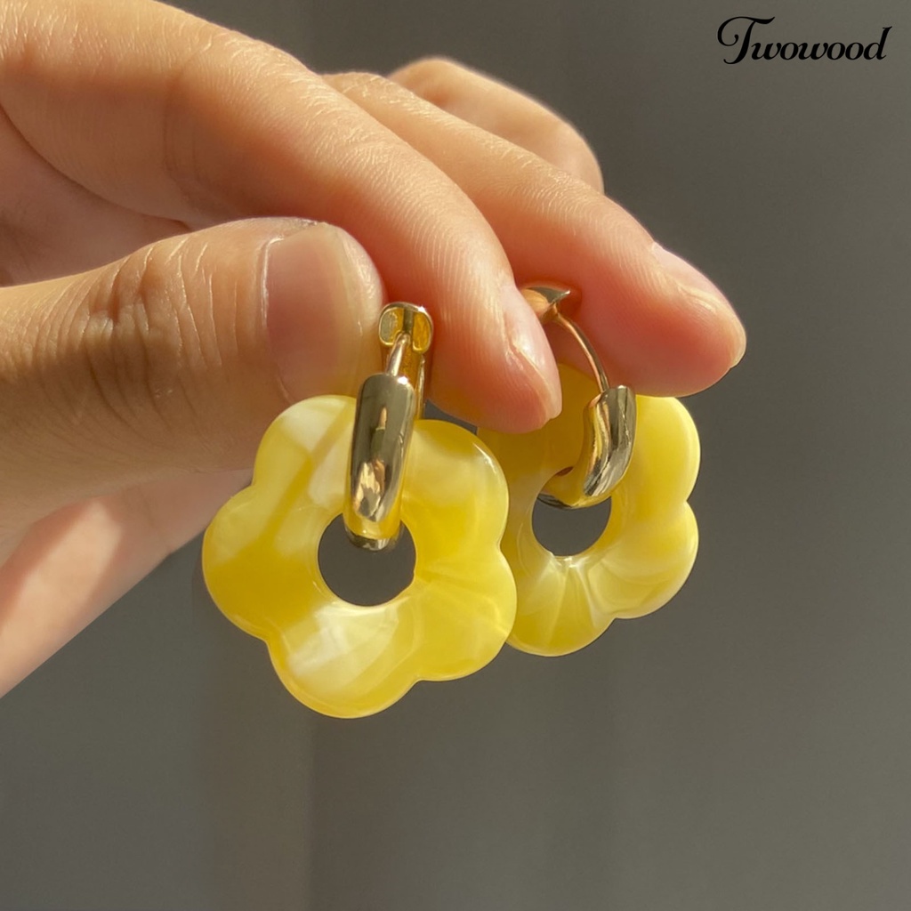 1 Pasang Anting Bentuk Bunga Model Hollow Out Bahan Resin Untuk Wanita