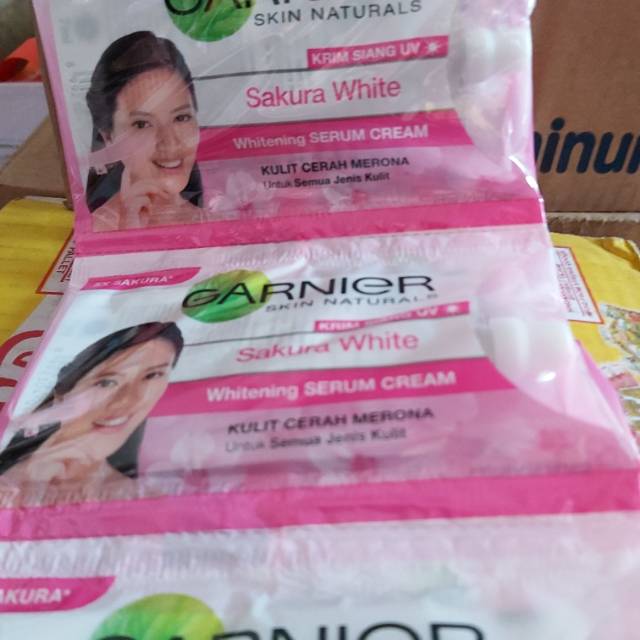 Garnier sachet skin natural krim siang uv sakura white