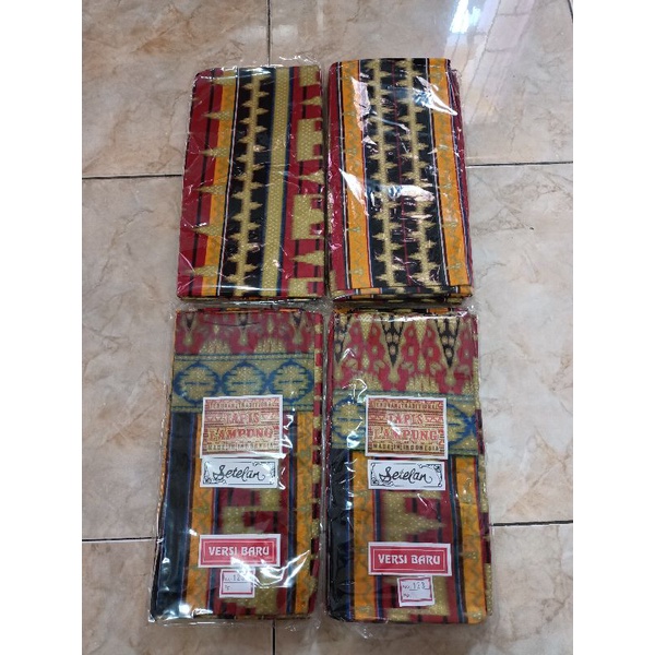 Kain tapis adat Lampung dan selendang