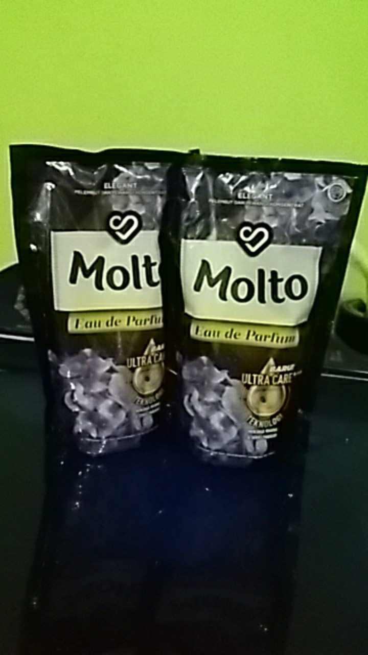 Molto Pelembut Dan Pewangi Pakaian Eau De Parfum 720ml