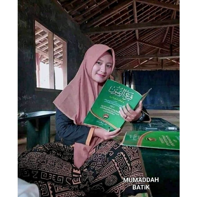 SARUNG SANTRIWATI MOTIF ETNIK HITAM SARUNG SANTRI MURAH SARUNG BATIK ORIGINAL PEKALONGAN