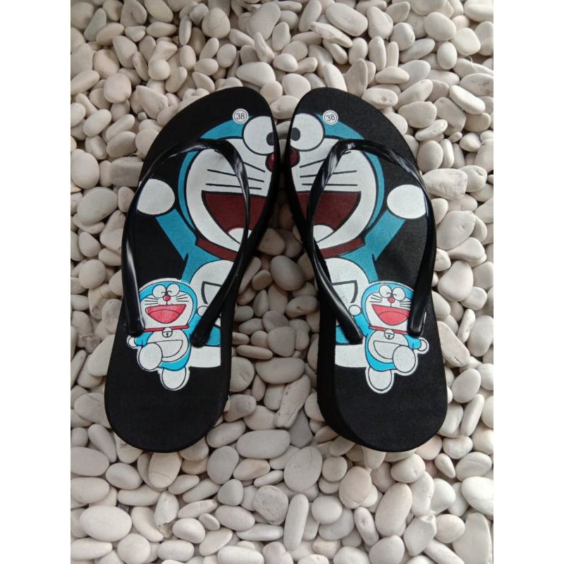 TERLARIS SANDAL JEPIT WANITA WEDGES DORAEMON HITAM HEELS 4,5CM {COD}