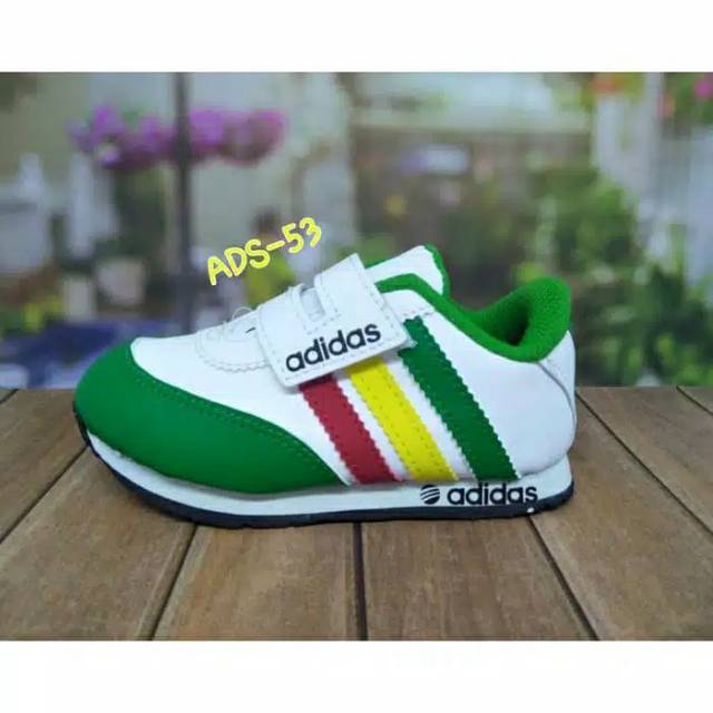 Sepatu sekolah anak (adidas)