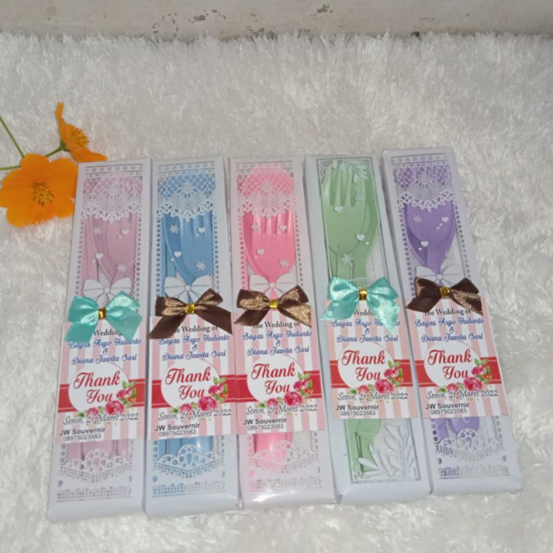 souvenir pernikahan sendok set + kartu ucapan nama pengantin ( min 100 pcs)