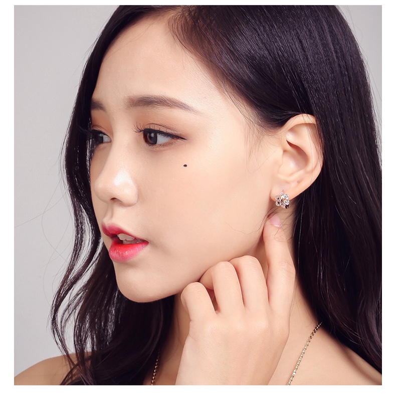 Anting Zircon Desain Snowflake Bahan Stainless Steel Untuk Musim Dingin