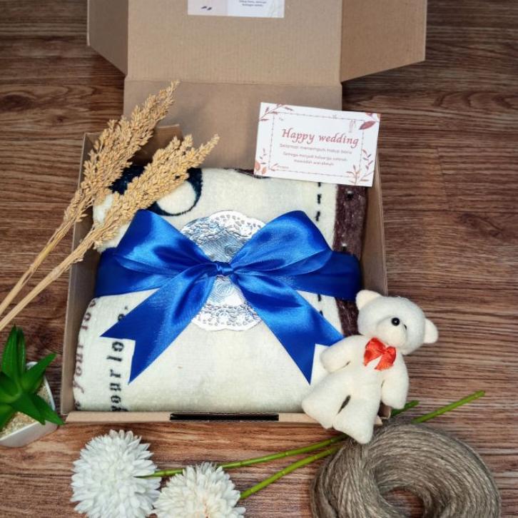 

Pasti Tertarik-- Hampers selimut/ Hampers murah /Hampers wedding / Kado murah/
