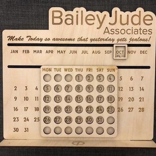 

Kalender Kayu Seumur Hidup Unik Hadiah Custom Tulisan