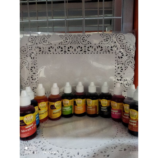

Pewarna Koepoe Kuning muda,Hitam,Kopi cokelat,Hijau tua,Merah tua,Coklat,Merah rose,Oranye,Ungu