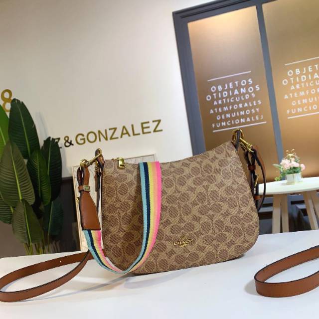 Tas slempang coach hobo pelangi