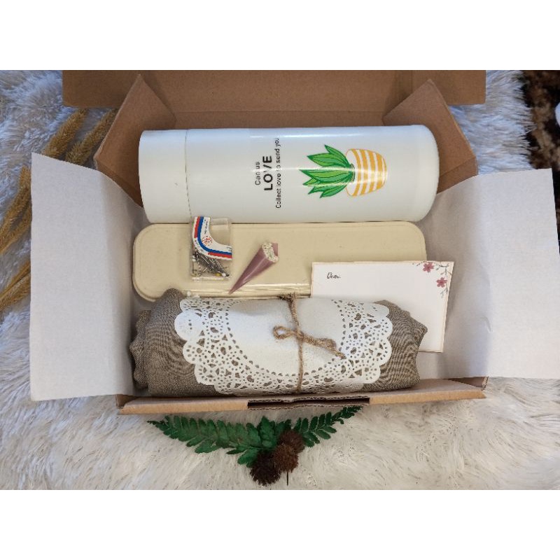 Hampers hijab dan botol + set alat makan kado ulang tahun, wisuda, dan anniversary