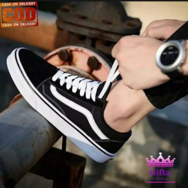 Sepatu schol sneaker casual Vans hitam