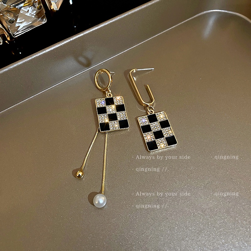 Anting Desain Papan Catur Asimetris