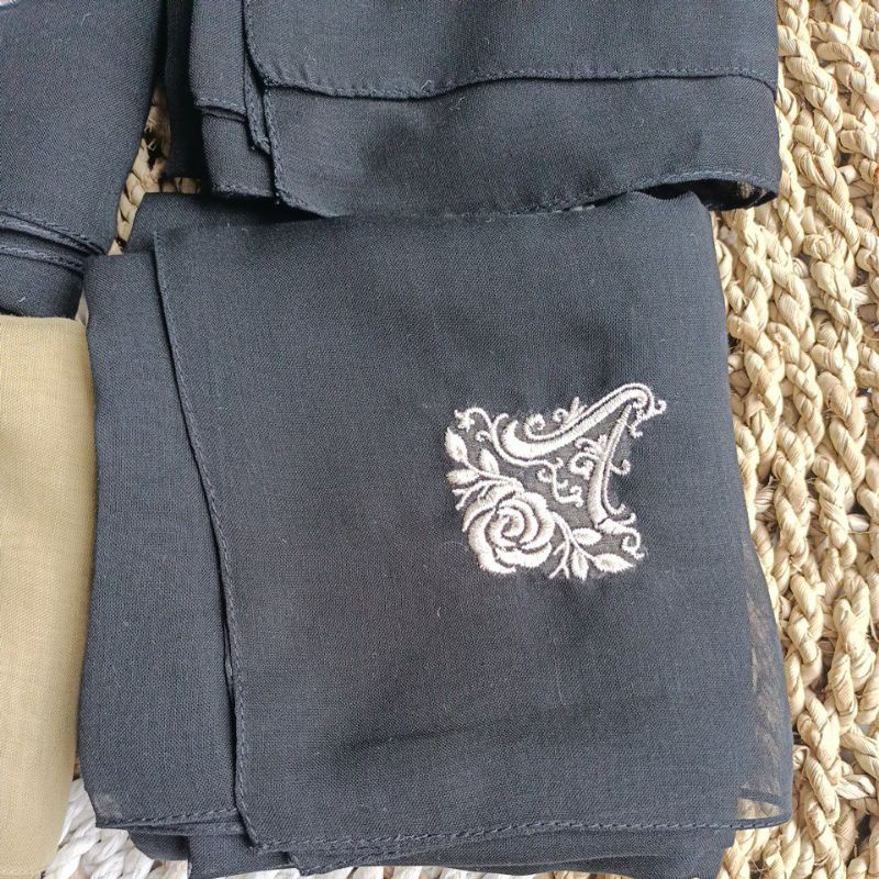 Plain Ayudyahandari-Hitam