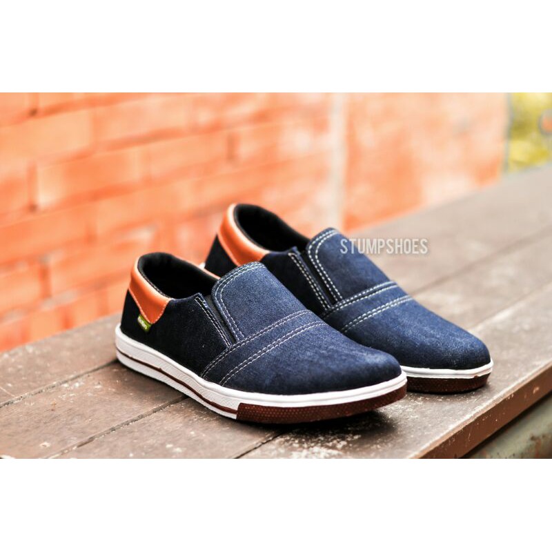 Sepatu Slip On Pria