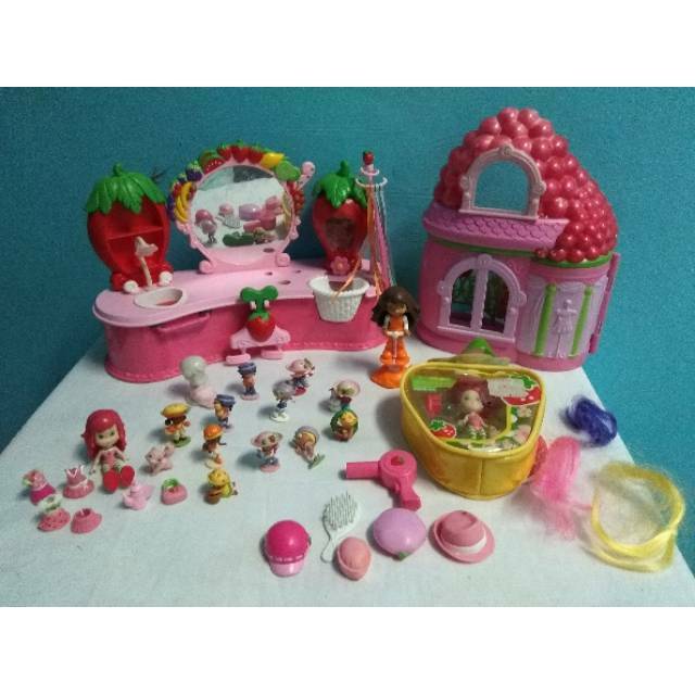 Figur dan meja rias strawberry shortcake
