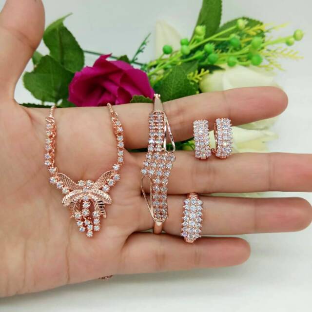 Set berlian imitasi persis berlian aslinya