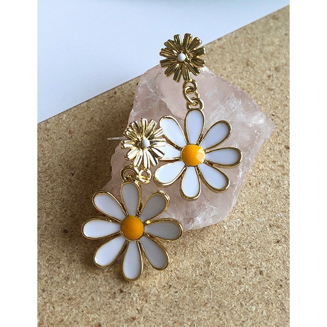 LRC Anting Tusuk Fashion White Oil Dropping Daisy Contrast Alloy K51327