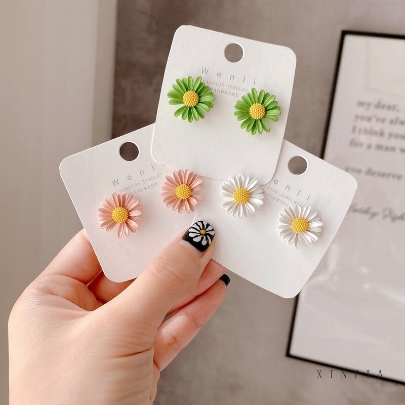 Anting Tusuk Bentuk Bunga Daisy Bahan Sterling Silver 925 Warna Permen Untuk Wanita