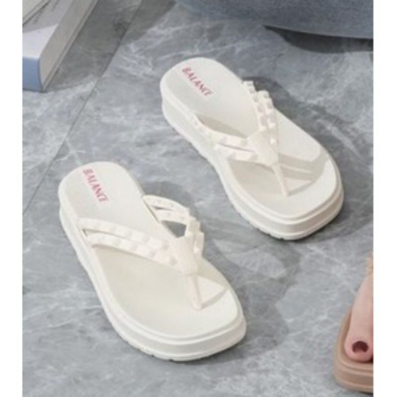 Sandal Jepit Wanita Model Rockstud/Sandal Jepit Wanita Valentino/Sandal Jepit Wanita Jelly Karet/Sandal Jepit Wanita Terbaru/Sandal Jepit Wanita Kekinian/Sandal Jepit Wanita Jelly Karet Terlaris/Sandal Jepit Wanita Tali Duri/Sandal Jepit Wanita Non Slip