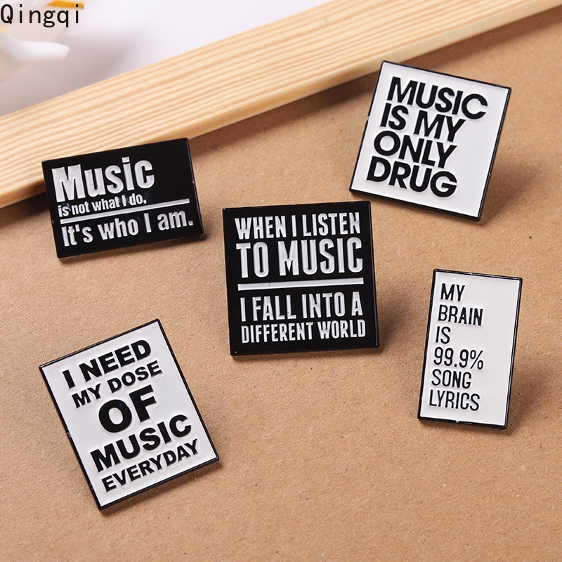 Pin Bros Enamel Bentuk Musisi Dialog Bahan Metal Warna Hitam Dan Putih Untuk Dekorasi Tas Ransel