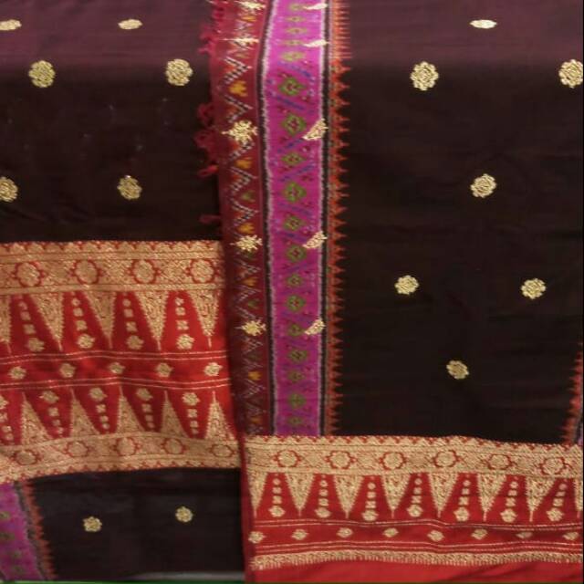 Songket asli Palembang dgn berbagai macam motif. Menggunakan bahan sutra & benang kristal emas