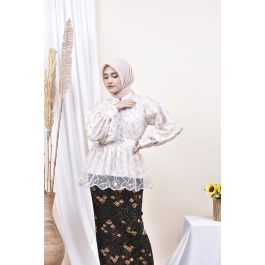 COUPLE NEWMANDA/AMEENDA CREAM