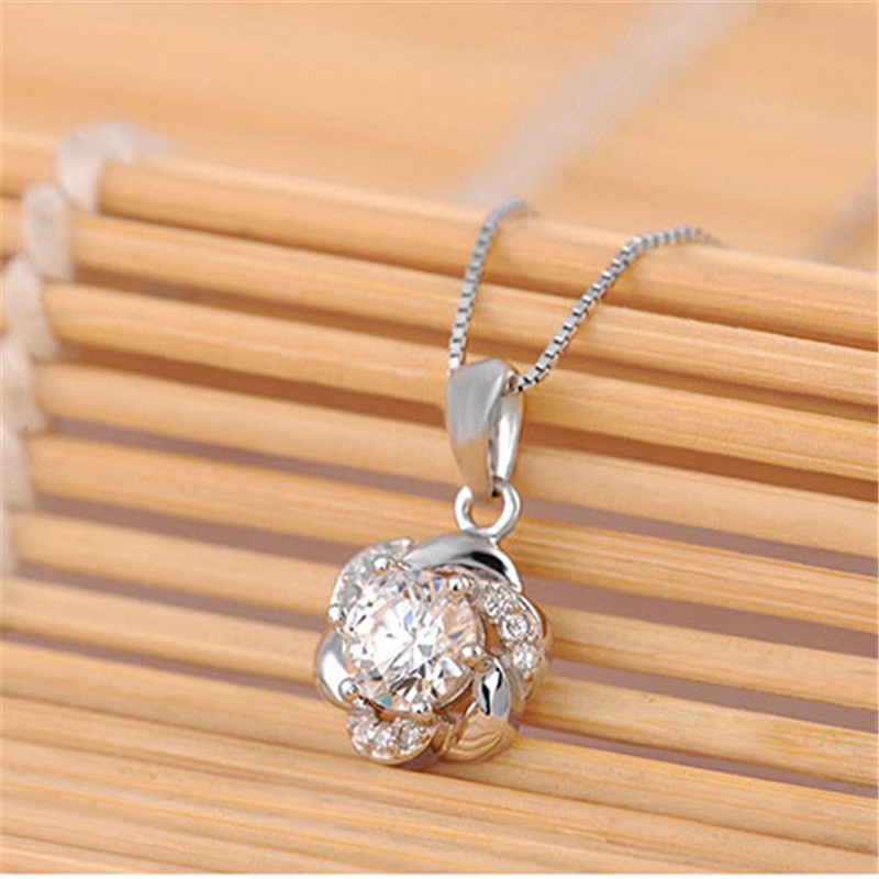 [Ready Stock]Fashion Silver Plated Diamond-Studded Necklace Flower Pendant