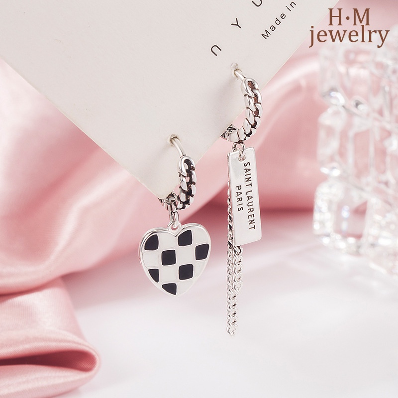 Anting Klip Asimetris Desain Papan Catur Hati Gaya Retro Untuk Wanita