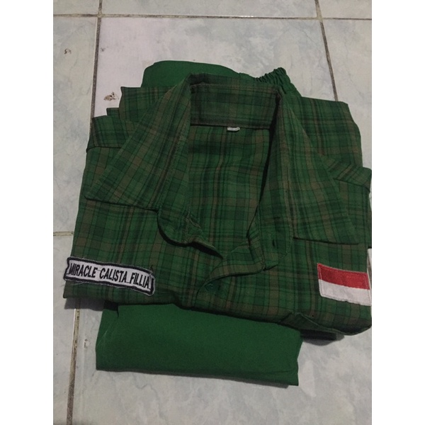 setelan seragam kotak2 hijau SMP (preloved)