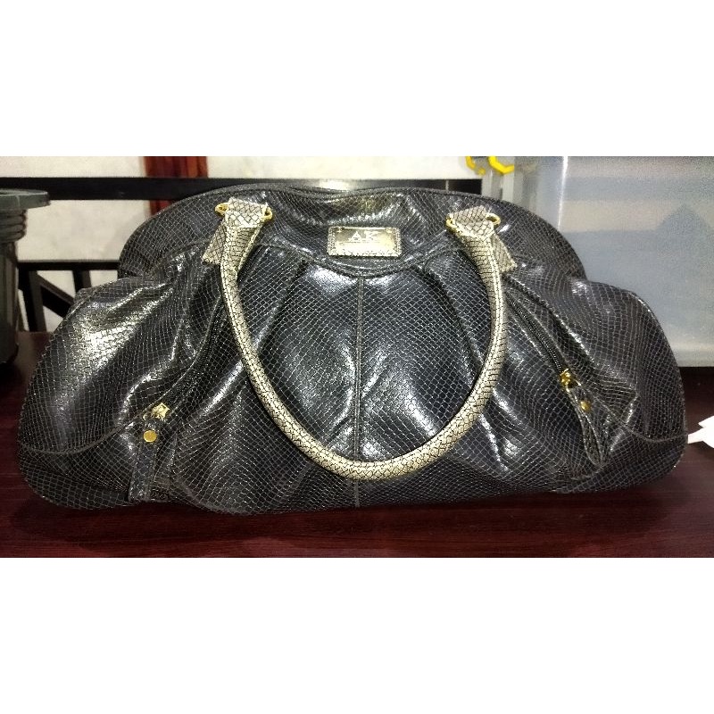 Tote Hitam Anne Klein Motif Kulit Ular