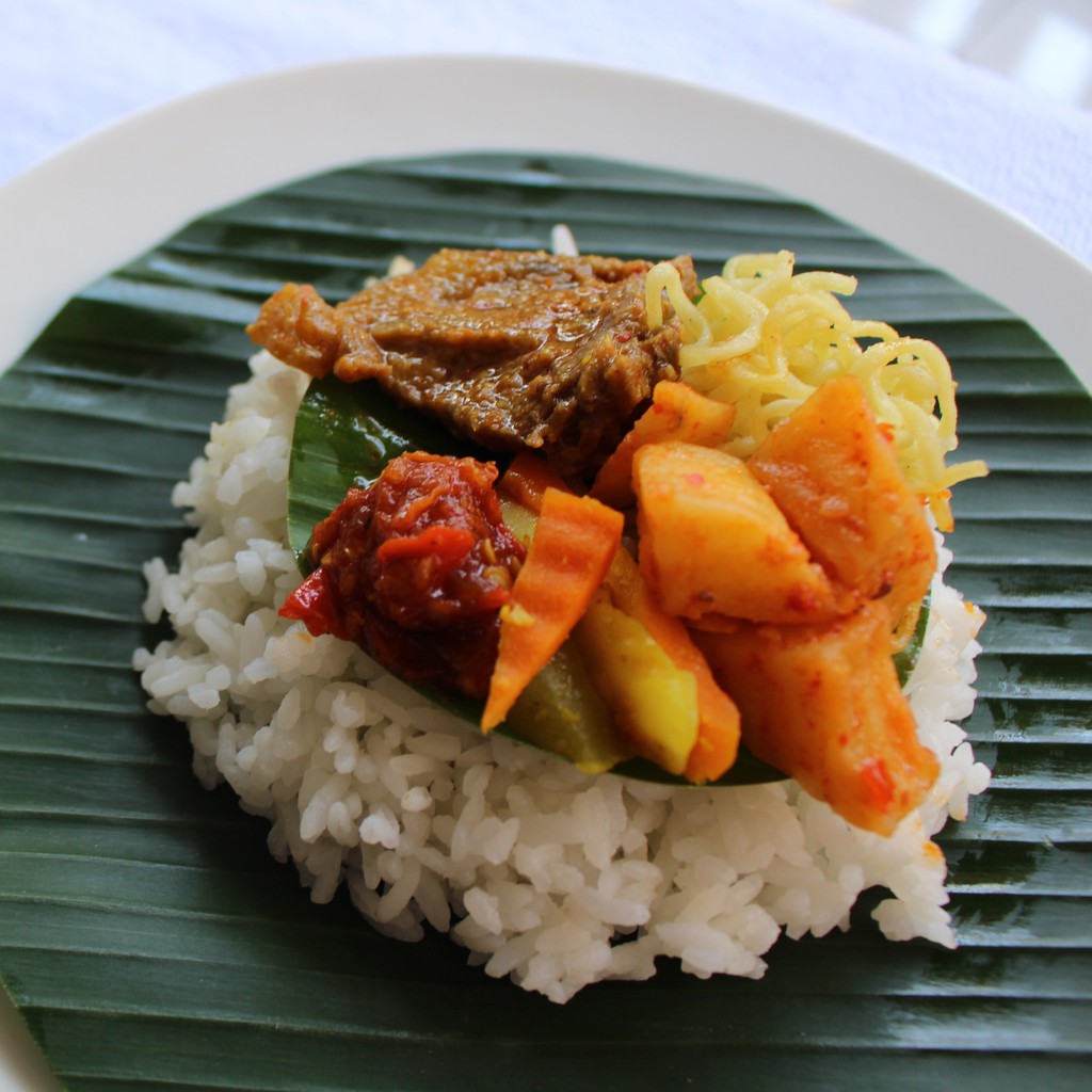 

Nasi Rames Sego Nyimut Surabaya Bungkus Daun Pisang