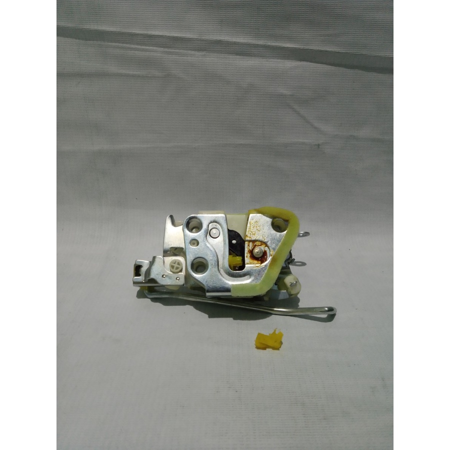 Doorlock / Kunci Pintu Belakang Kanan Suzuki APV 82302-61J01