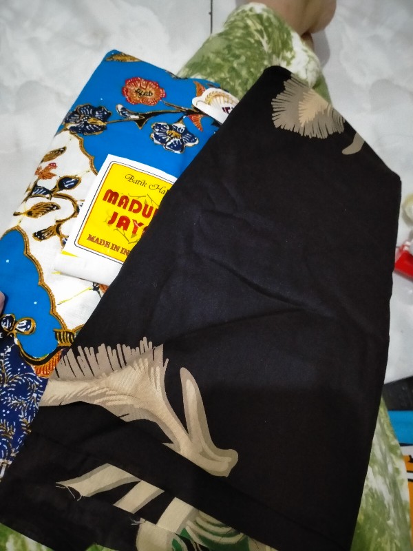 Kain Batik Solo Motif Daun Gugur