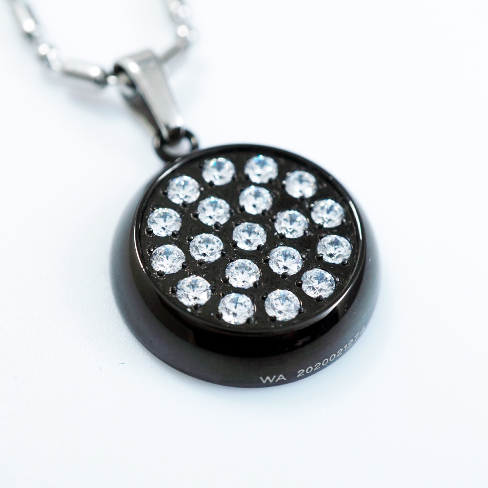 Kalung MCI LSW Biocarbon 2 Black dengan gabungan antara energi carbon dan lapisan kaca dari material